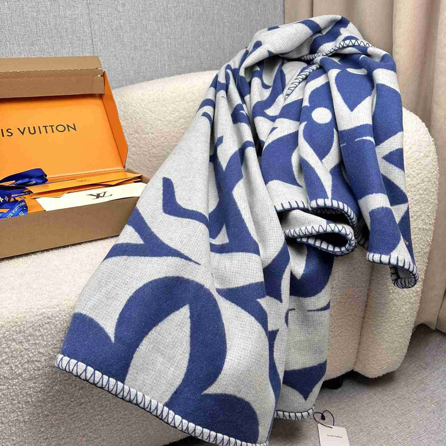 Louis Vuitton LV Medallion Blanket  M79332 - PerfectKickZ