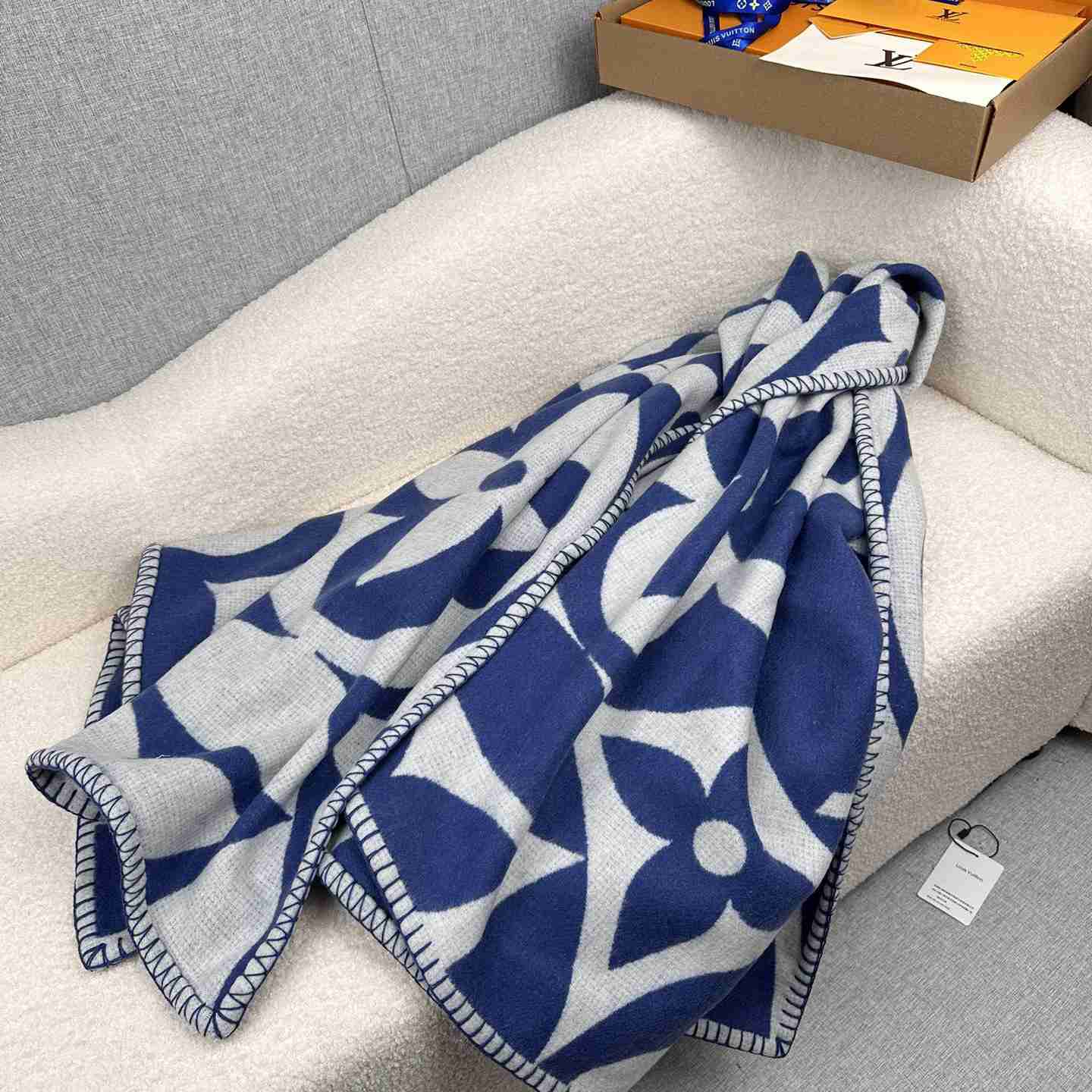 Louis Vuitton LV Medallion Blanket  M79332 - PerfectKickZ