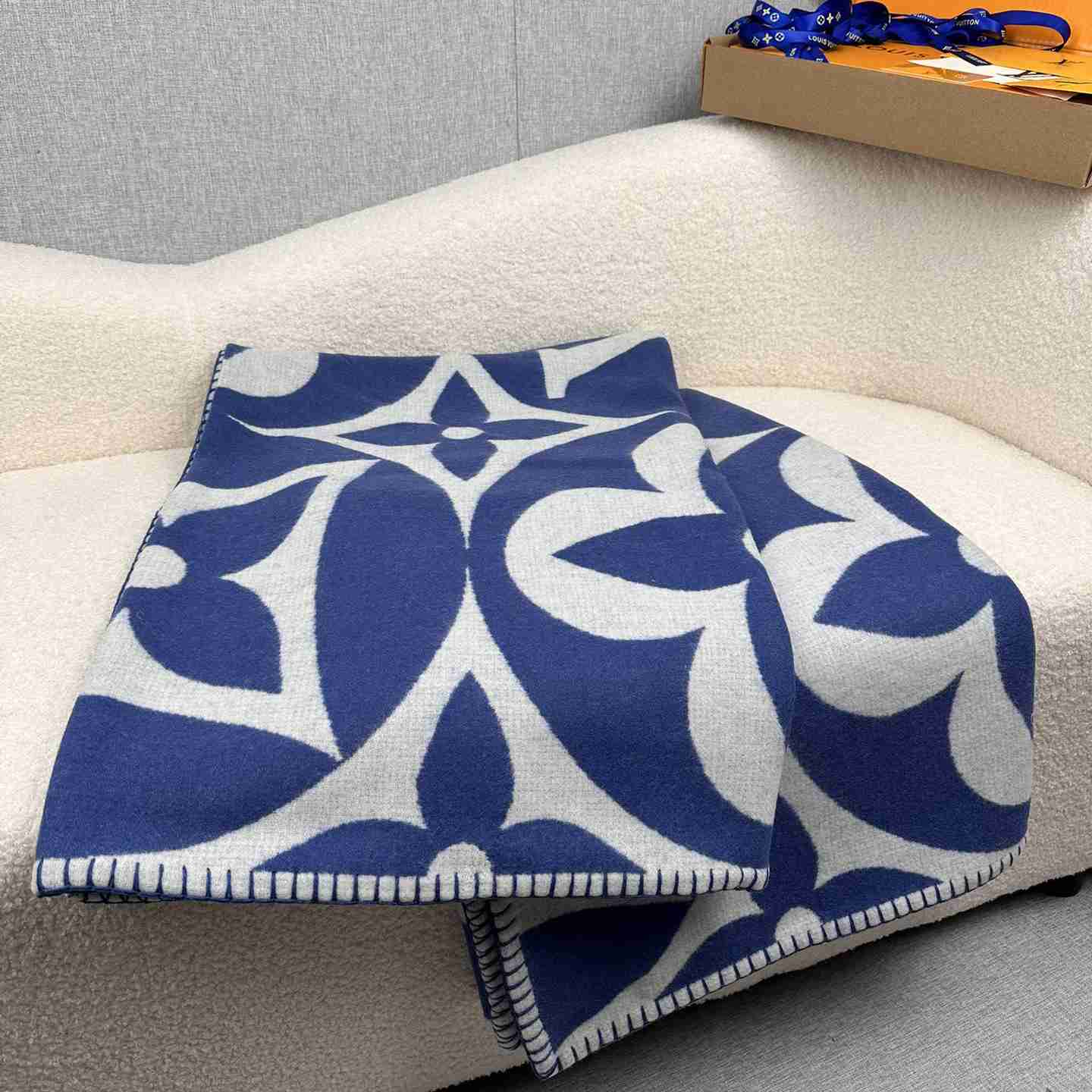 Louis Vuitton LV Medallion Blanket  M79332 - PerfectKickZ