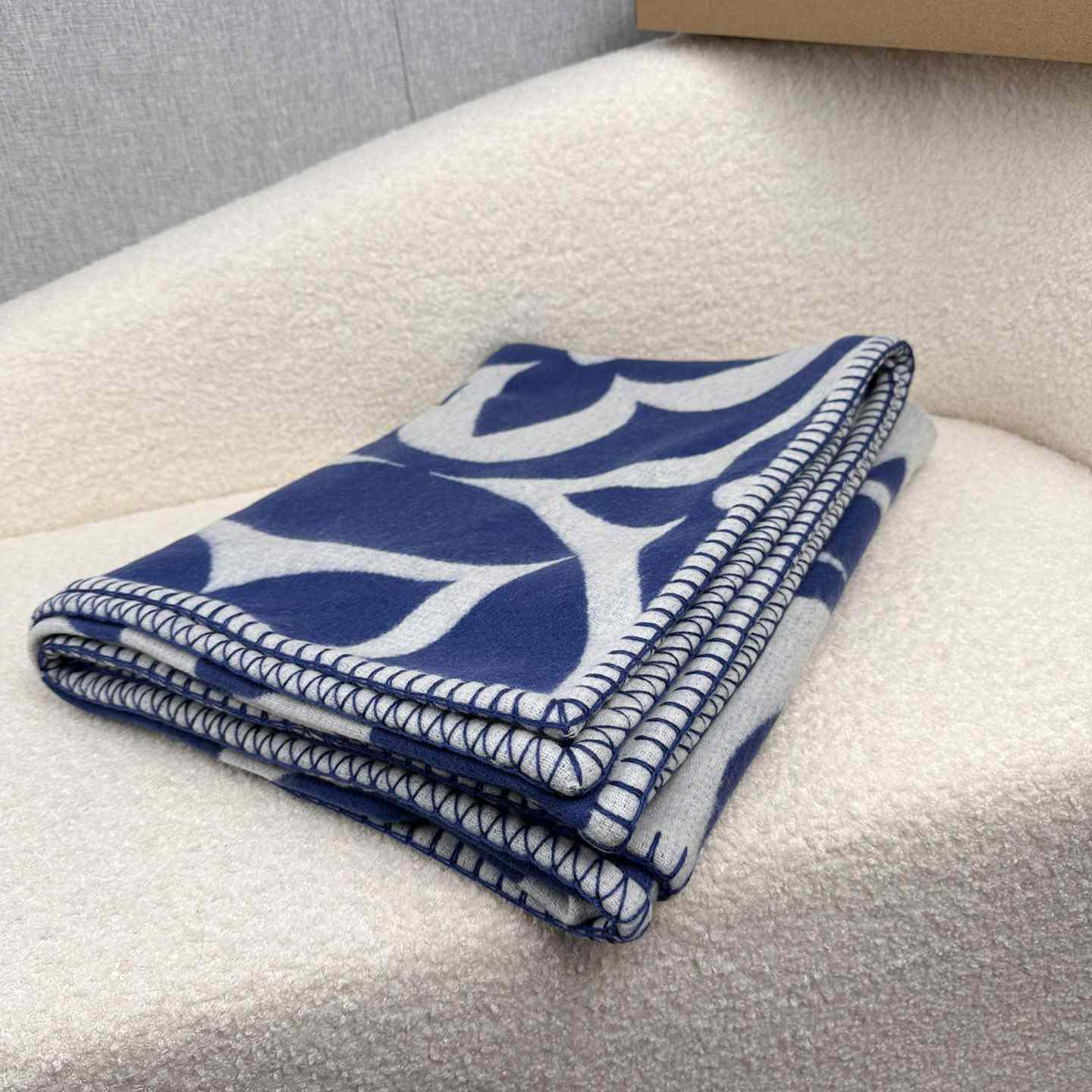 Louis Vuitton LV Medallion Blanket  M79332 - PerfectKickZ
