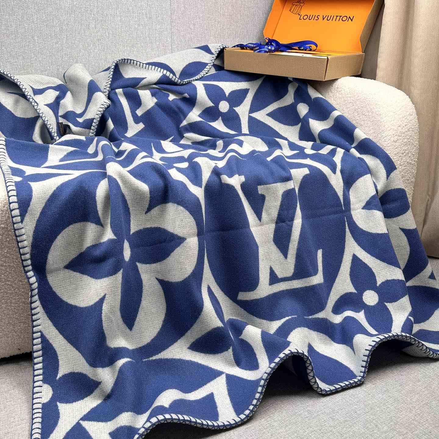 Louis Vuitton LV Medallion Blanket  M79332 - PerfectKickZ