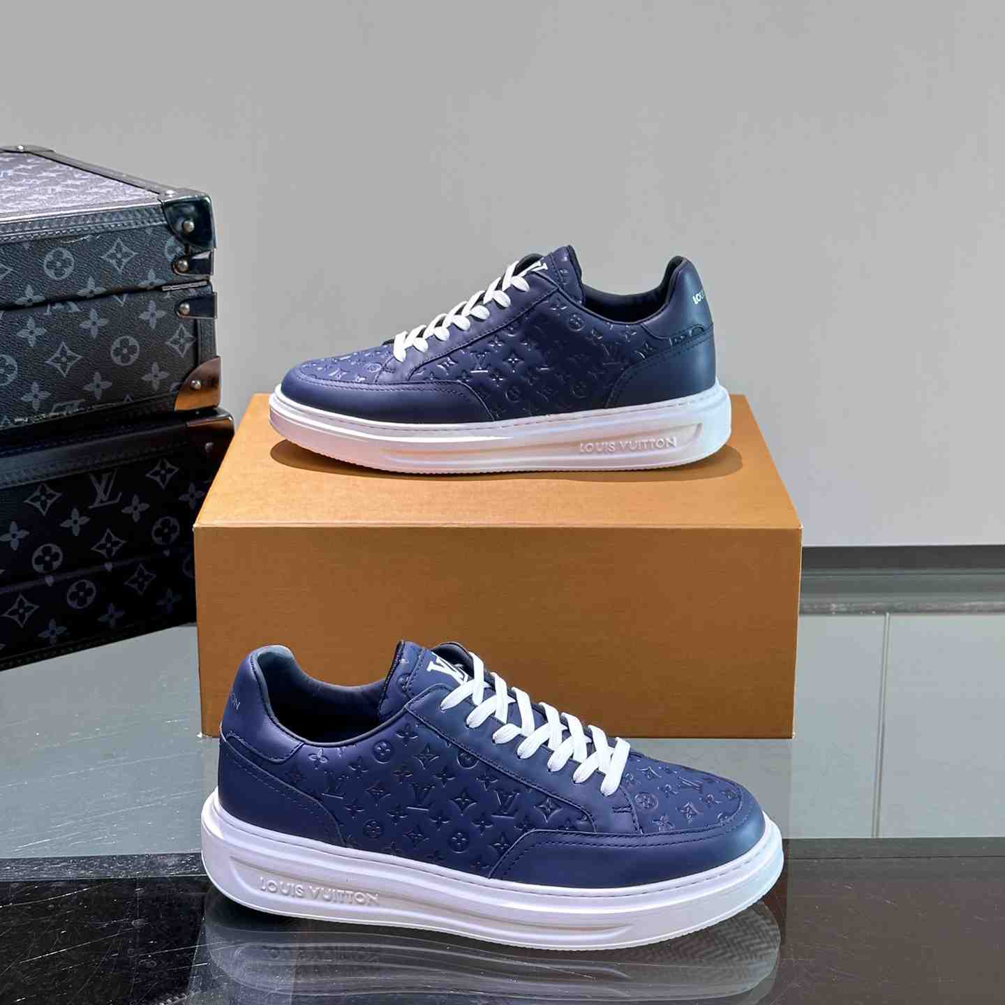 Louis Vuitton Sneaker - 