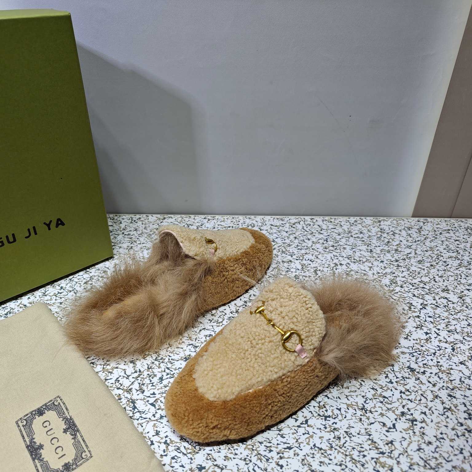 Gucci Shearling Slip - PerfectKickZ