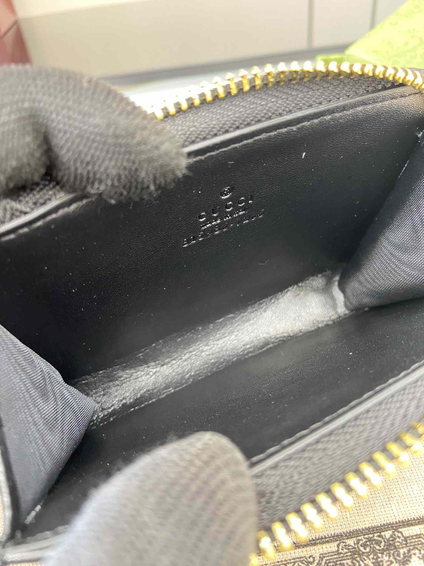 Gucci GG Emblem Zip Card Case  - PerfectKickZ