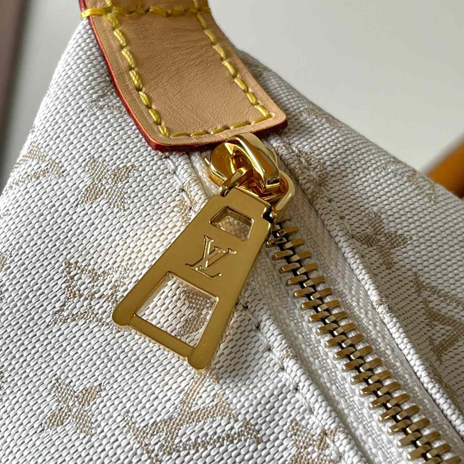Louis Vuitton Hills Pochette    M12433 - PerfectKickZ