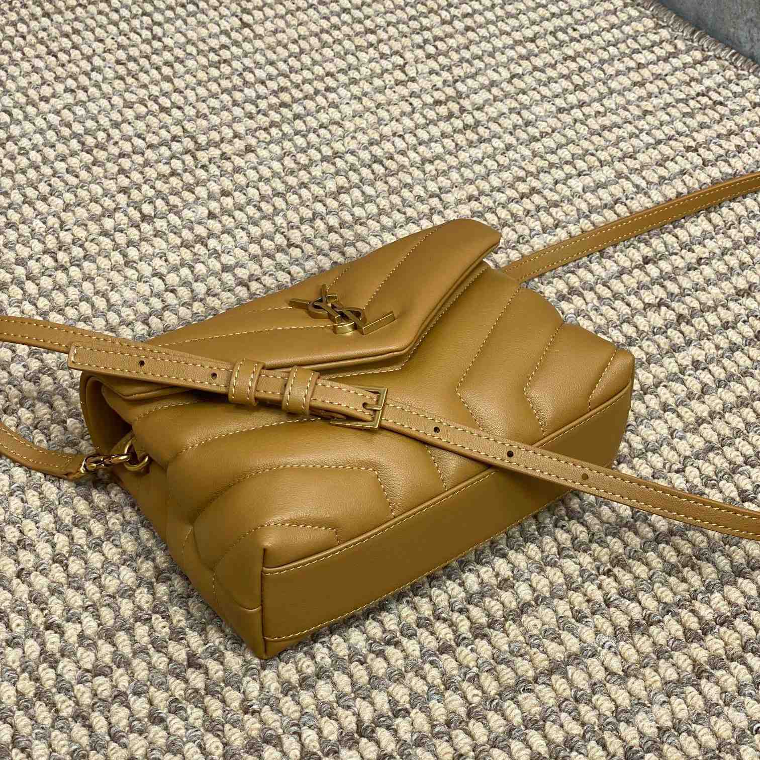 Saint Laurent Loulou Shoulder Bag   20x7x15cm - PerfectKickZ