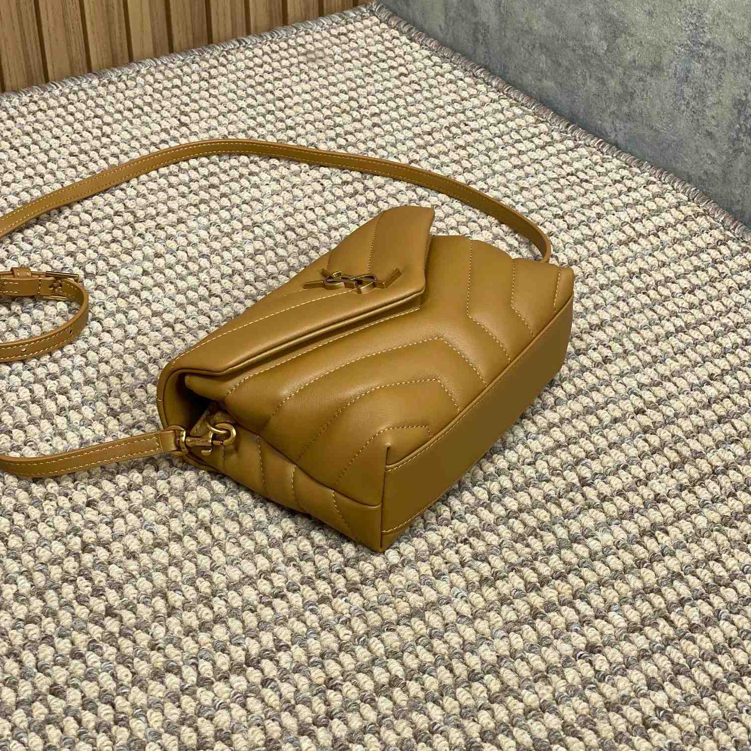Saint Laurent Loulou Shoulder Bag   20x7x15cm - PerfectKickZ