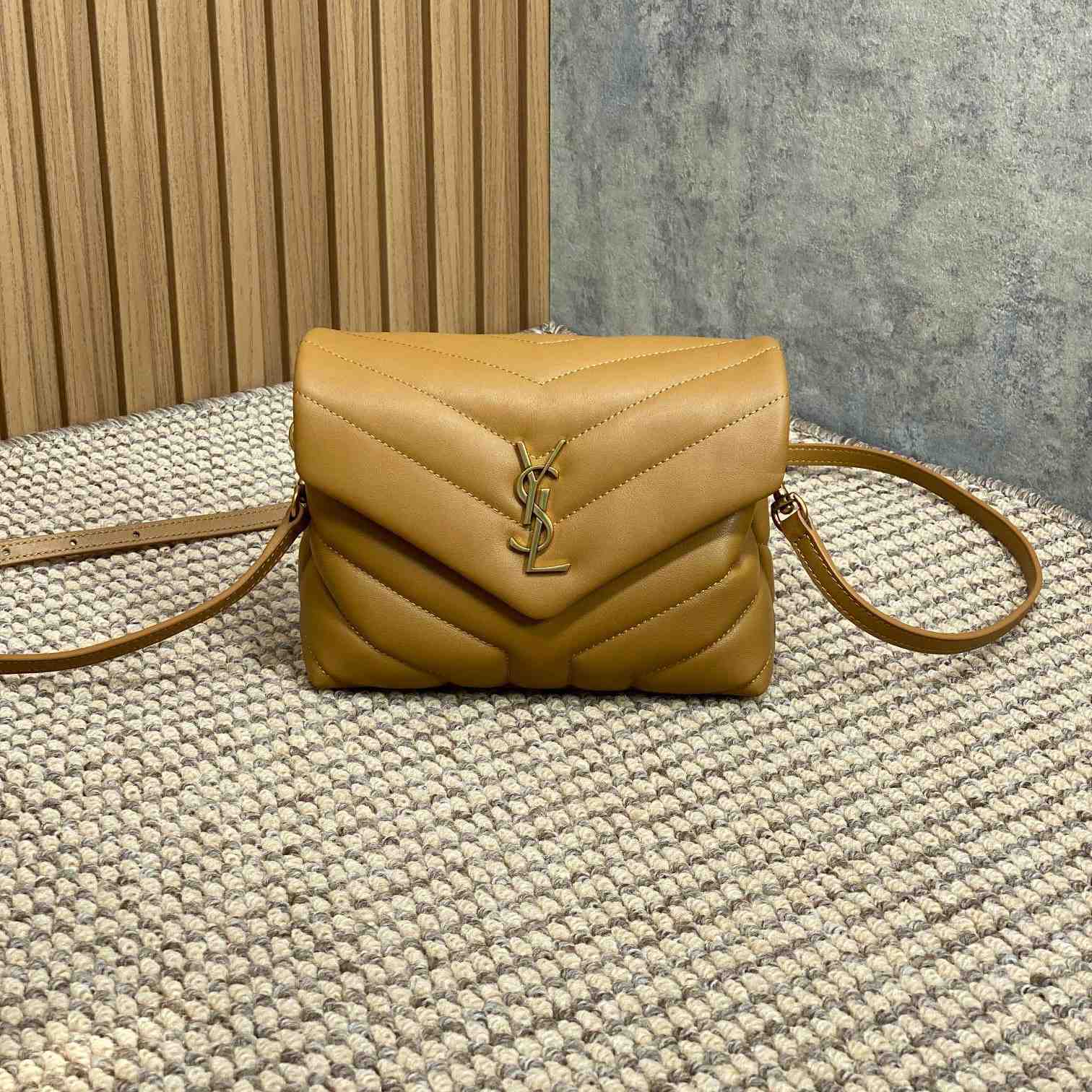 Saint Laurent Loulou Shoulder Bag   20x7x15cm - PerfectKickZ