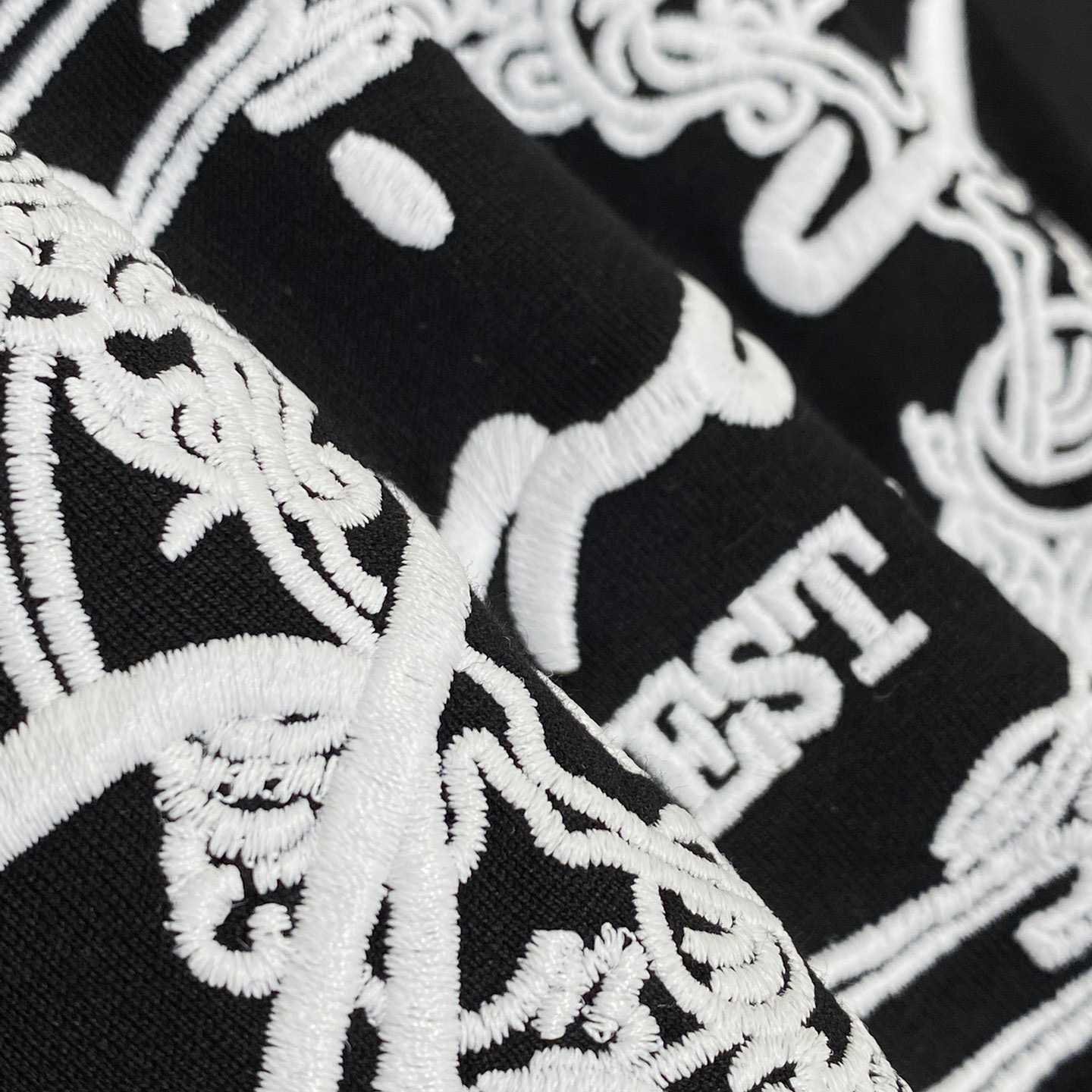 Givenchy T-shirt In Cotton With GIVENCHY Medallion - PerfectKickZ