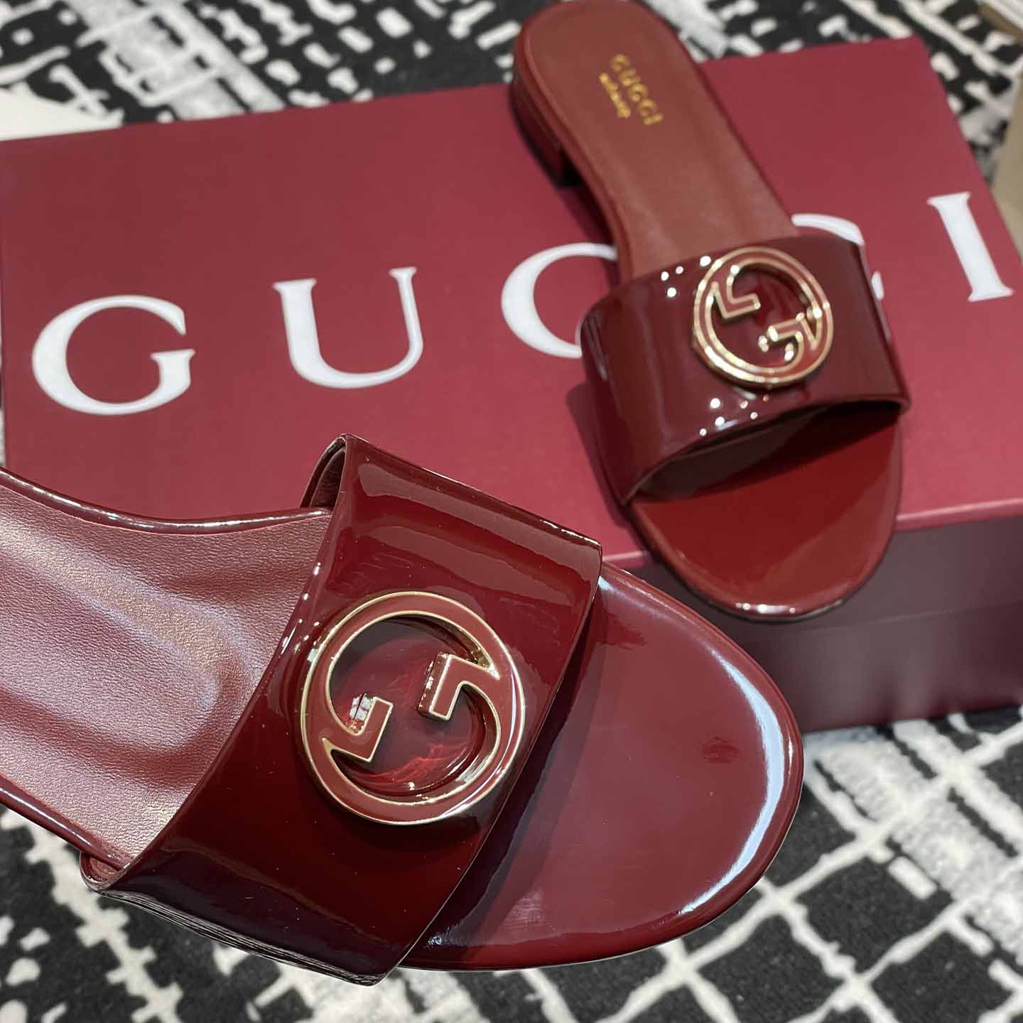 Gucci Women's Round Interlocking G sandal - PerfectKickZ
