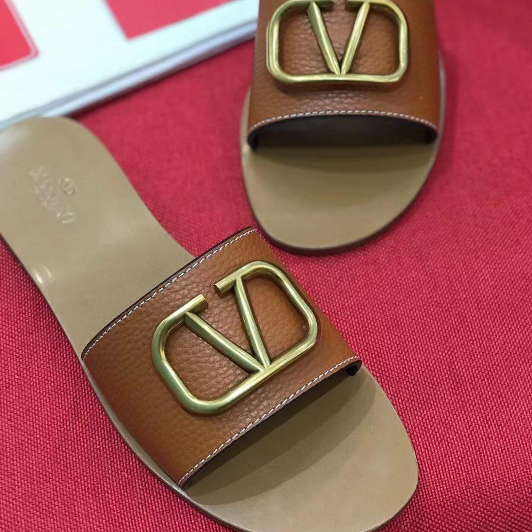 Valenti VLogo Signature Slide Sandal In Grainy Cowhide With  Accessory - PerfectKickZ