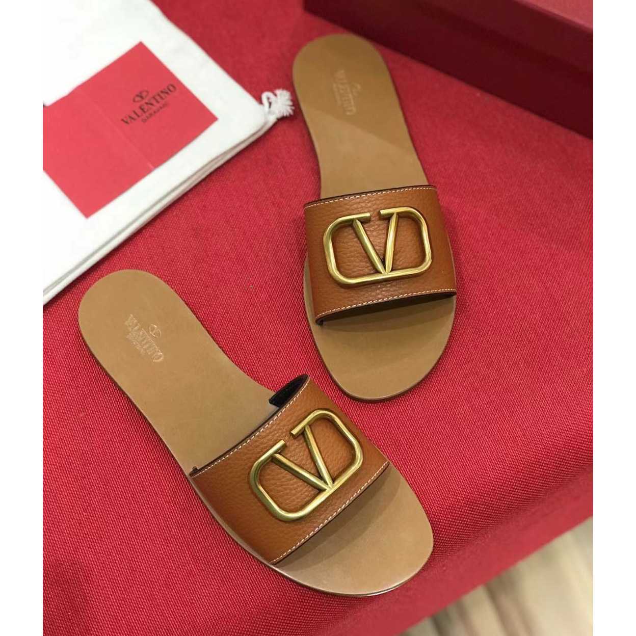 Valenti VLogo Signature Slide Sandal In Grainy Cowhide With  Accessory - PerfectKickZ