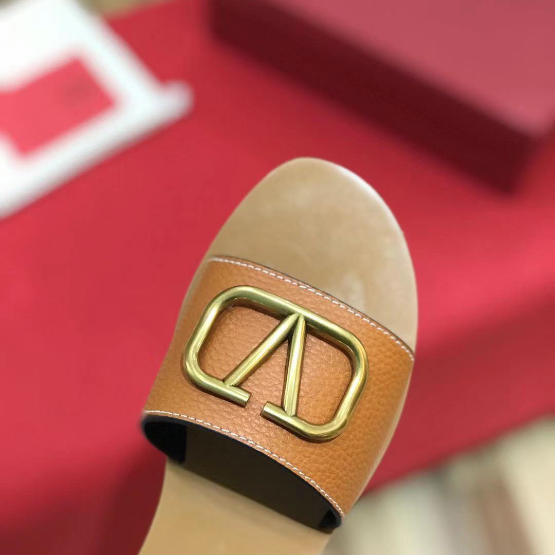 Valenti VLogo Signature Slide Sandal In Grainy Cowhide With  Accessory - PerfectKickZ