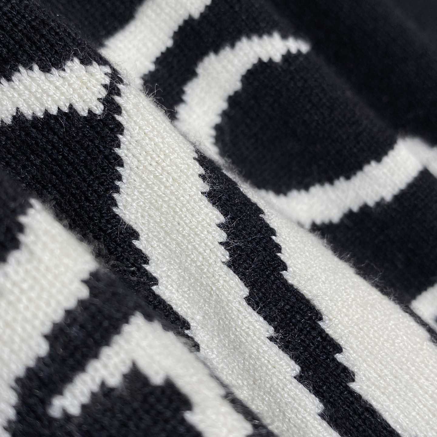 Givenchy T-shirt In Knit With HG Jacquard - PerfectKickZ