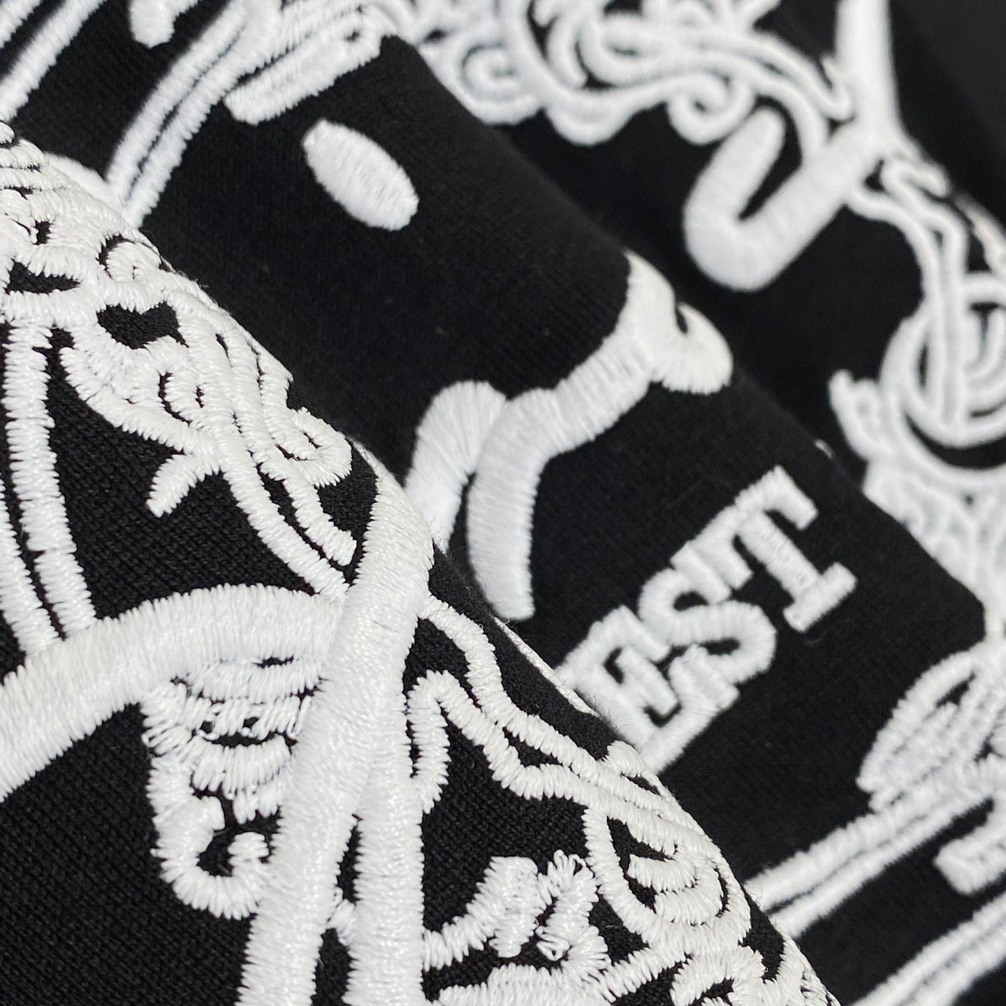 Givenchy T-shirt In Cotton With GIVENCHY Medallion - PerfectKickZ