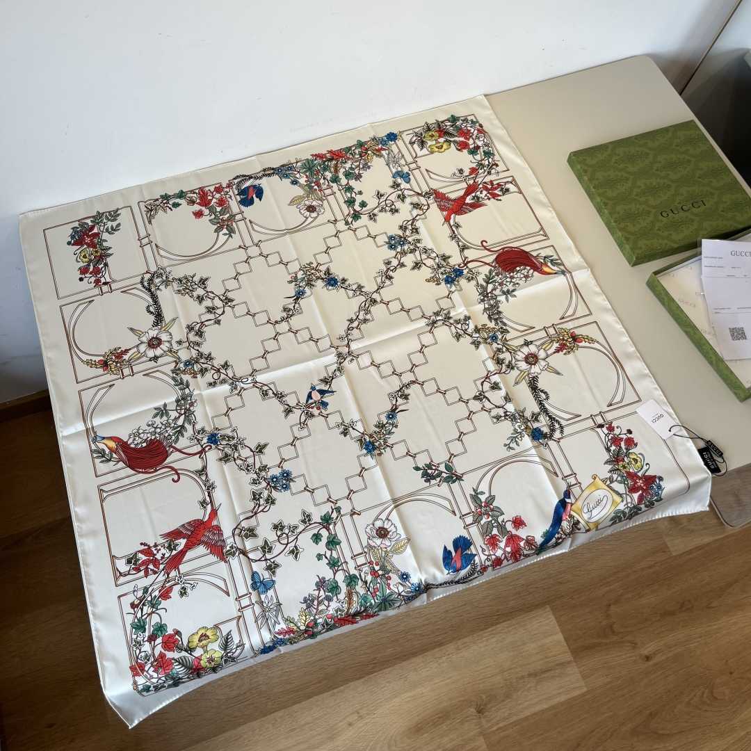 Gucci Printed Silk Twill Carré - PerfectKickZ