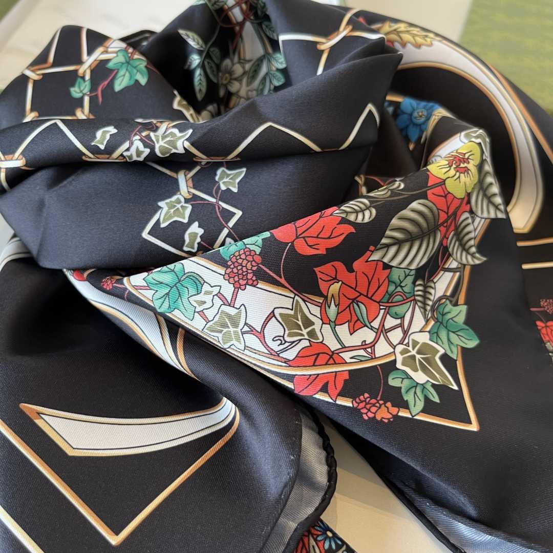 Gucci Printed Silk Twill Carré - PerfectKickZ