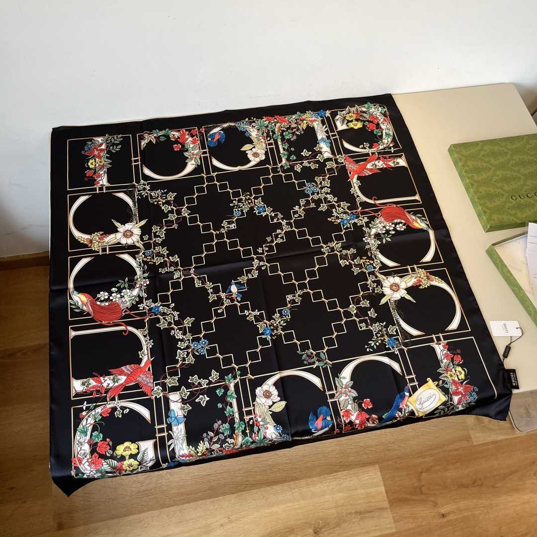 Gucci Printed Silk Twill Carré - PerfectKickZ