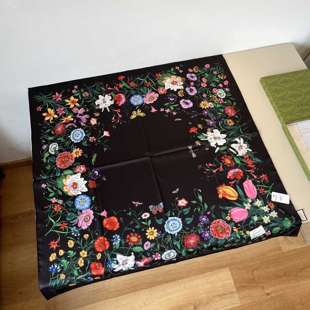 Gucci Printed Silk Twill Carré - PerfectKickZ