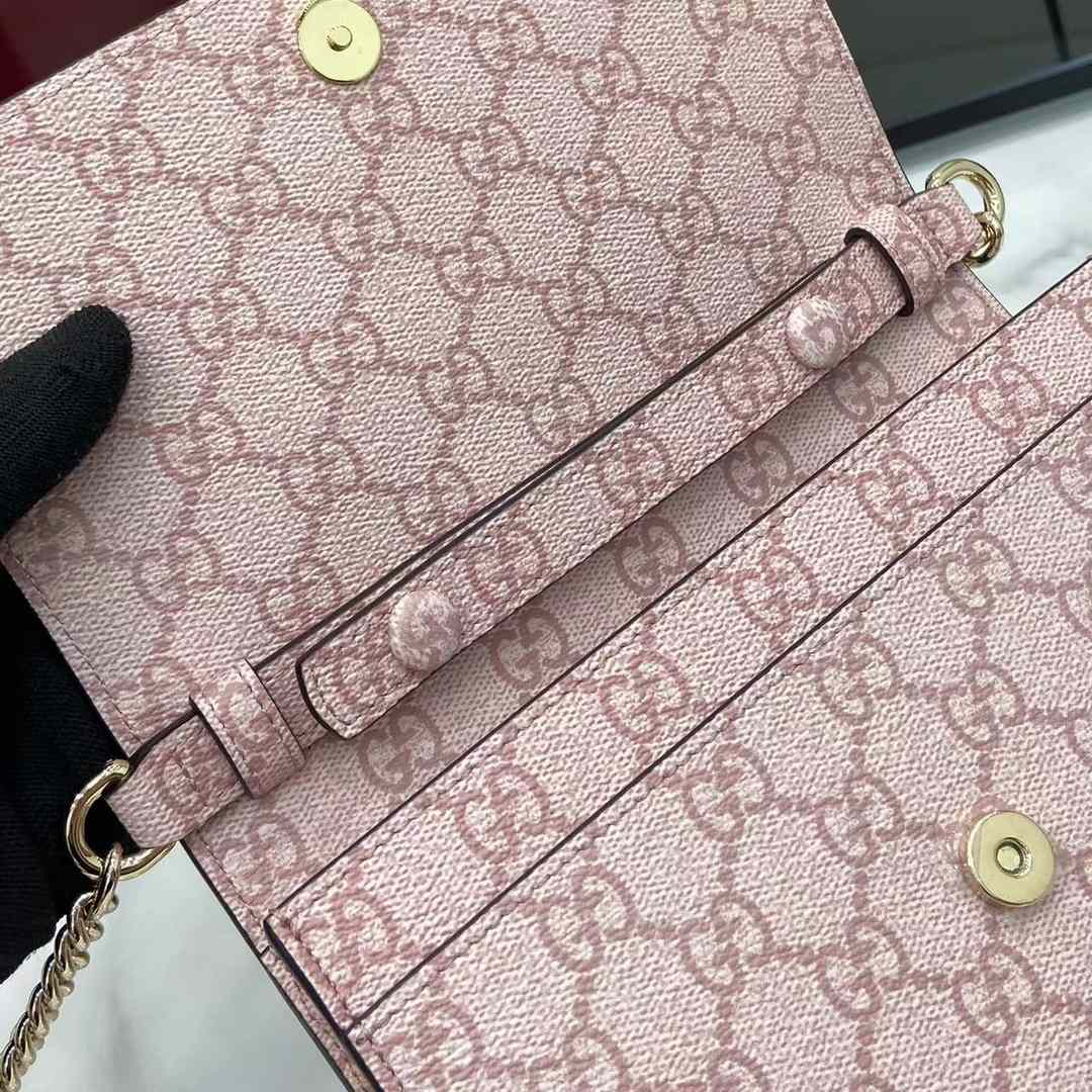 Gucci GG Emblem Wallet On Chain - 