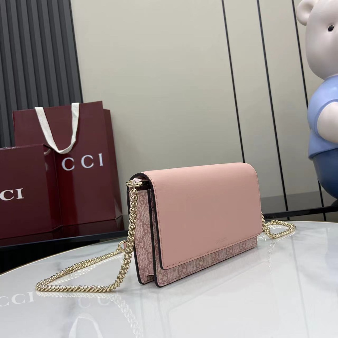 Gucci GG Emblem Wallet On Chain - 