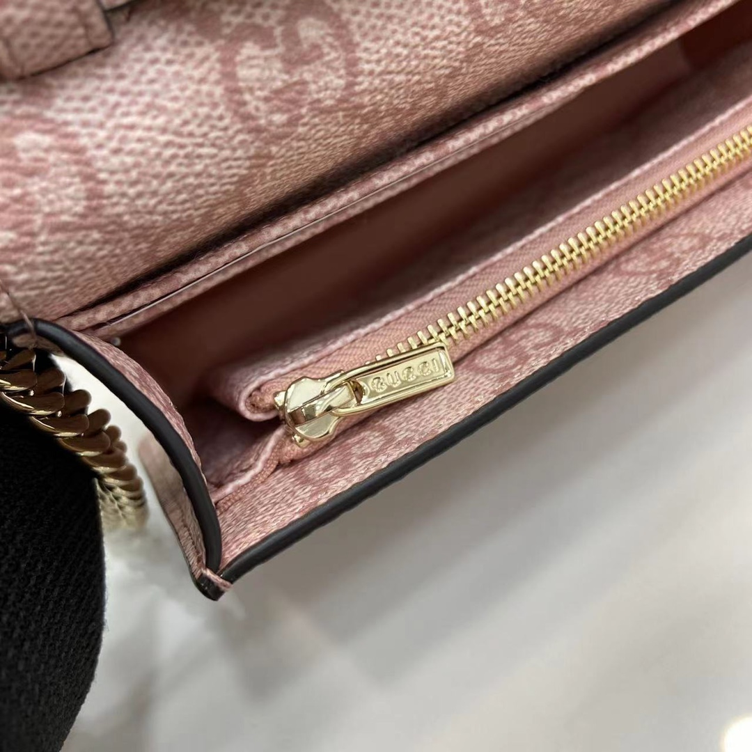 Gucci GG Emblem Wallet On Chain - 