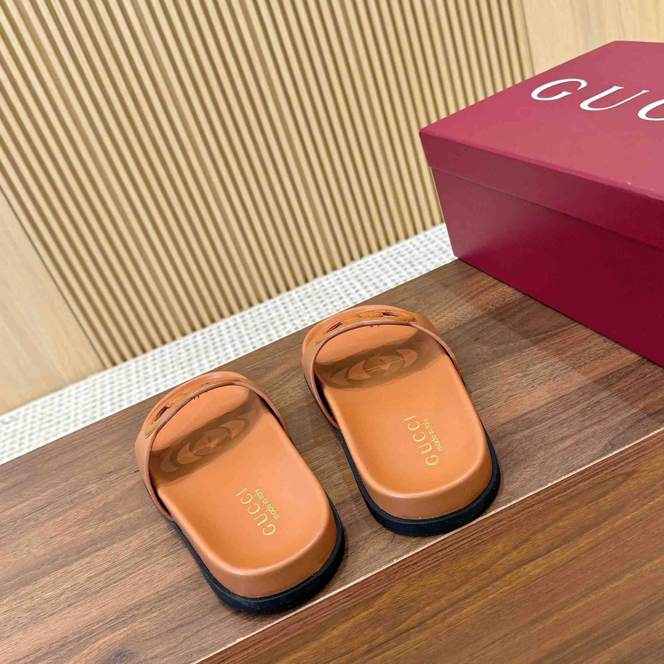 Gucci Women's Interlocking G Slide Sandal - PerfectKickZ