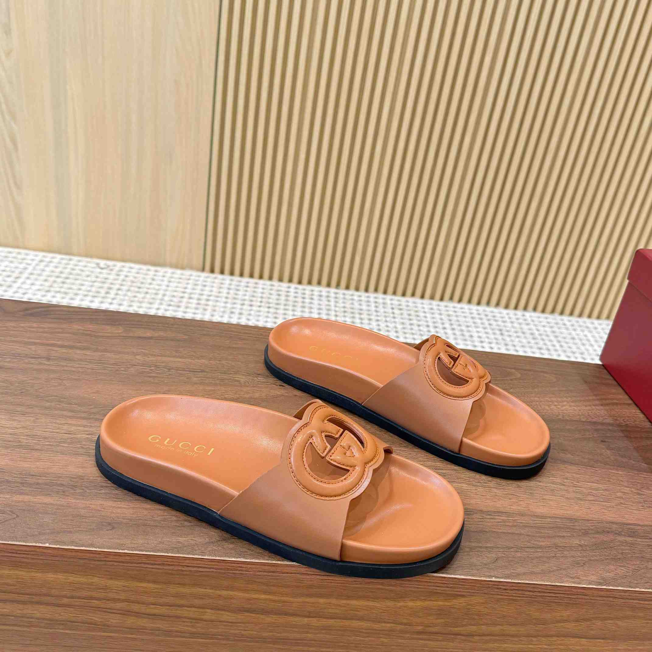Gucci Women's Interlocking G Slide Sandal - PerfectKickZ