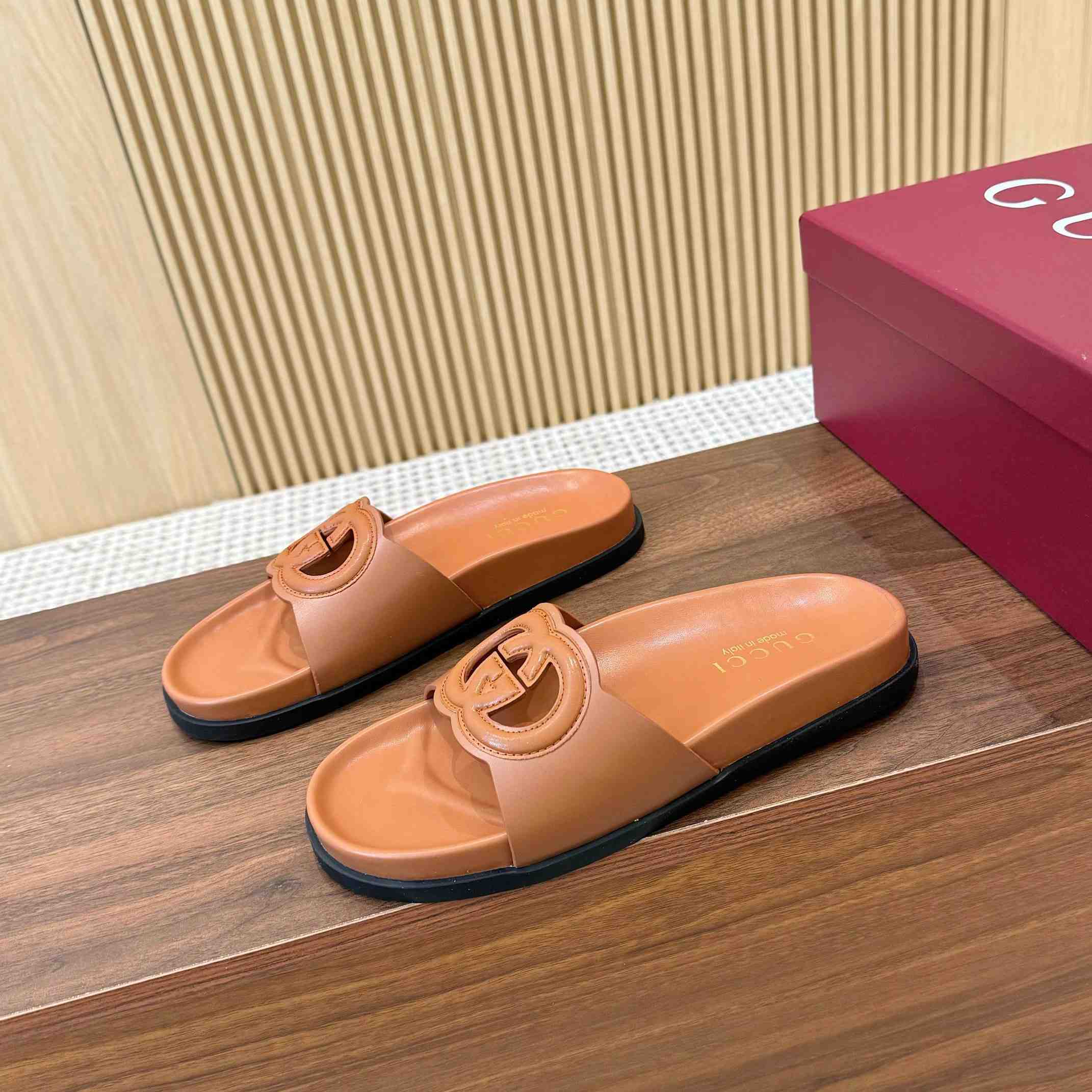 Gucci Women's Interlocking G Slide Sandal - PerfectKickZ