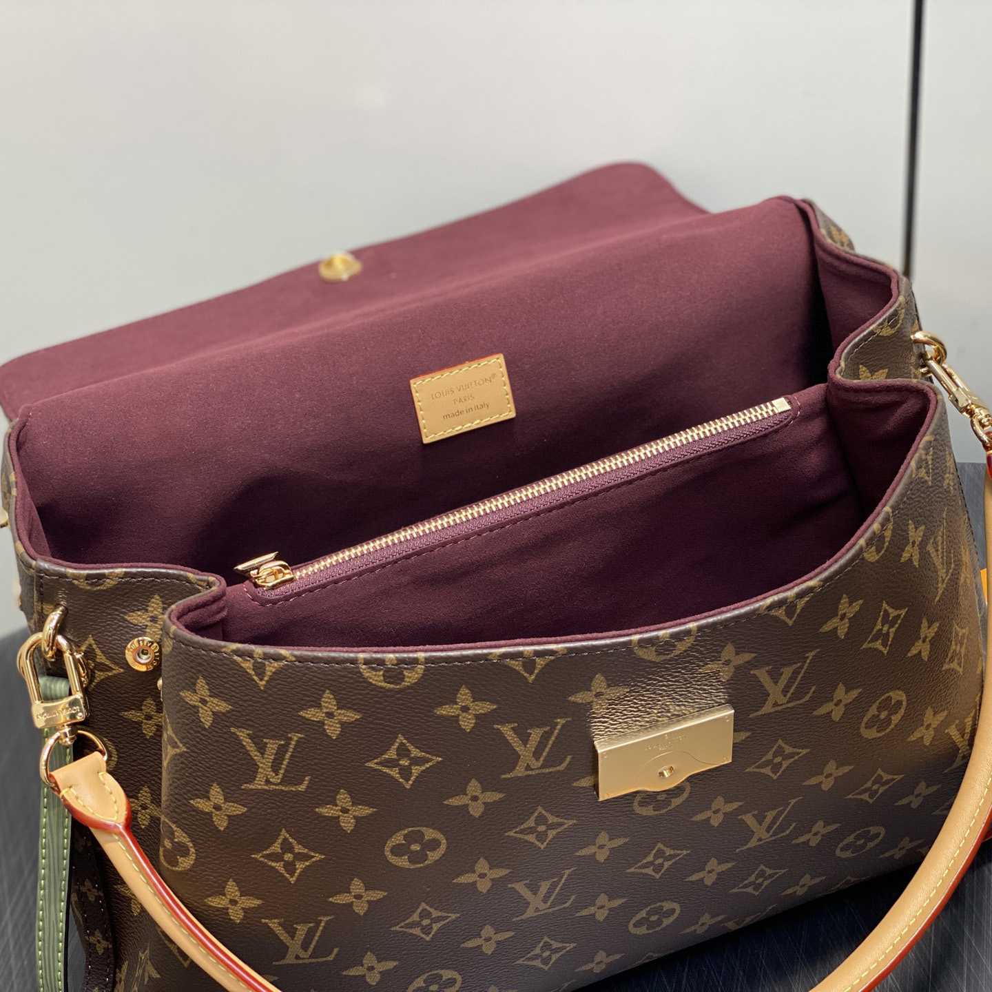 Louis Vuitton Hide Away MM   M14473 - PerfectKickZ