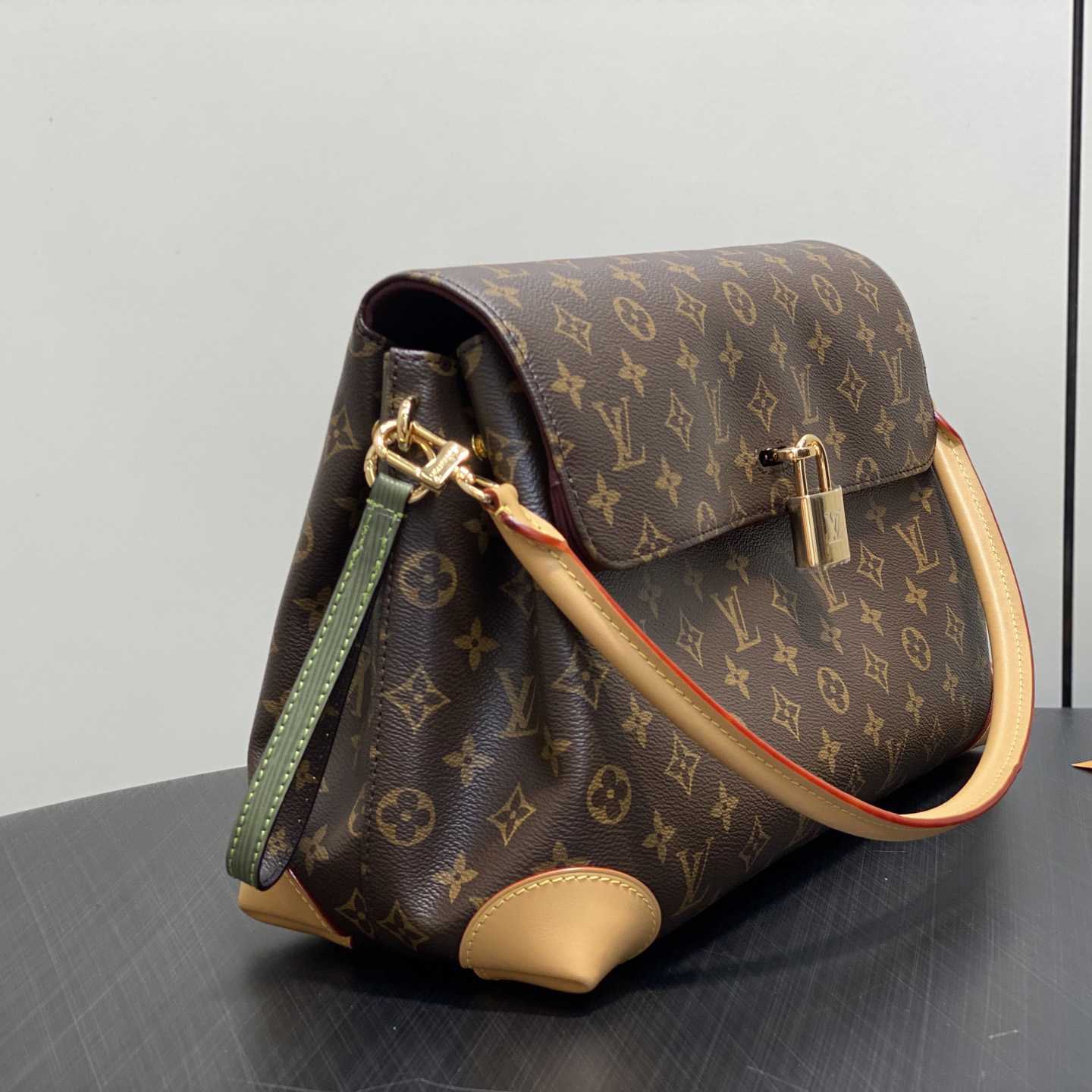 Louis Vuitton Hide Away MM   M14473 - PerfectKickZ